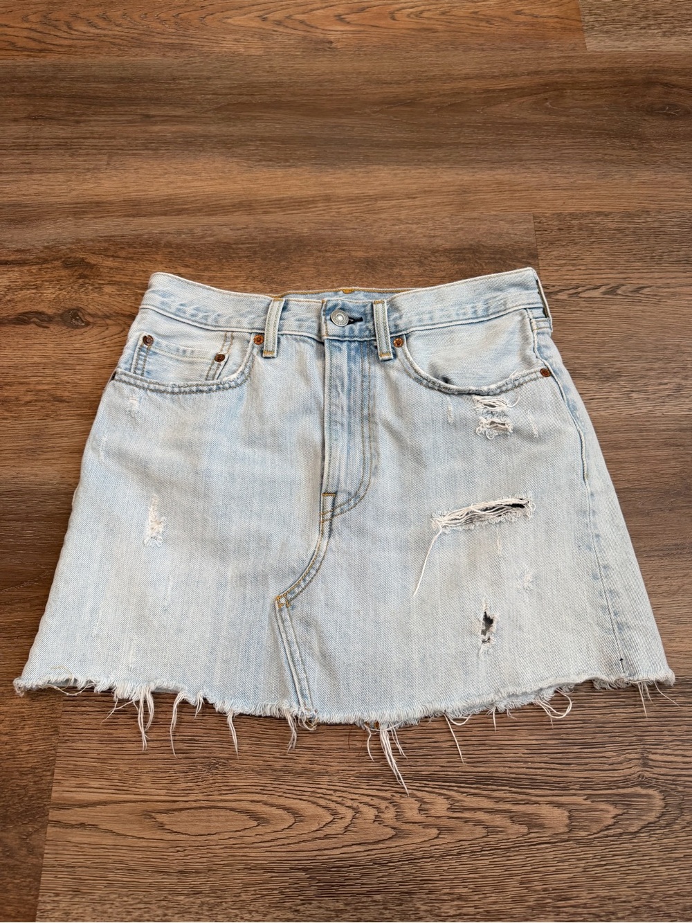 Levi’s Denim Mini Skirt Distressed Light Wash Frayed Hem Size 27 Casual Summer